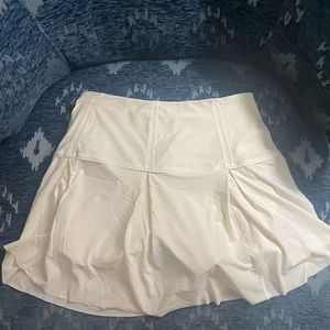 Lululemon white tennis skirt size 4